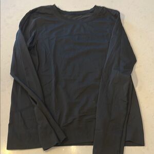 Lulu Lemon Swiftly Relaxed Long-Sleeve Shirt
Hip Length size 6